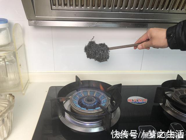 钢丝球放在火上烧一烧，这个用途花钱都买不来，一年能省下不少钱