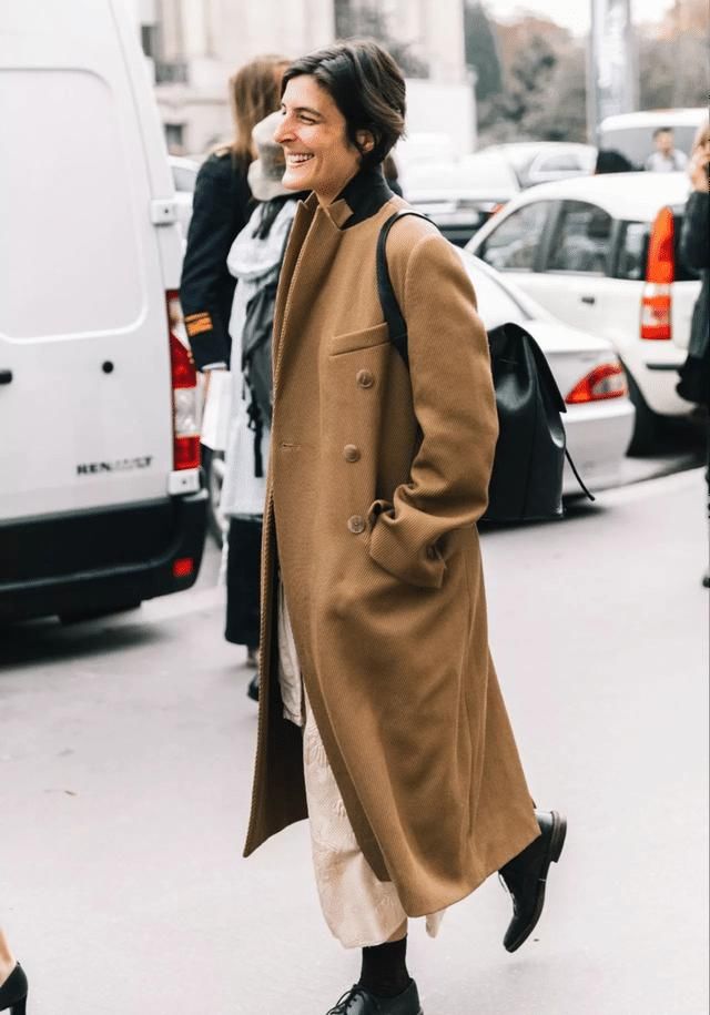 ?女人买大衣,就选这2个颜色,显白显年轻,明年穿都不过时