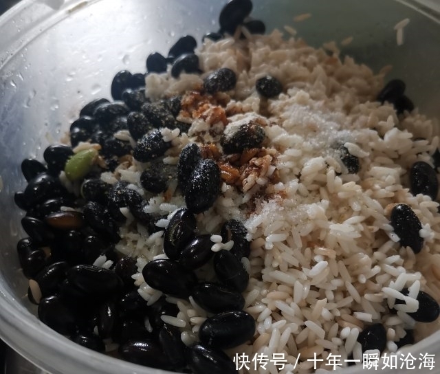 鱿鱼黑豆糯米饭，鱿鱼控的最爱，吃起来超满足