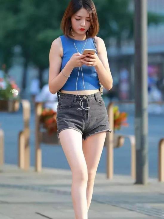 街拍倾城倾国的小美女,身穿露肩连衣裙,女神范十足