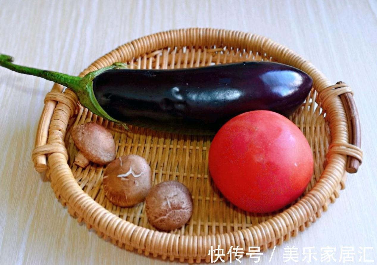 鲜美的番茄香菇烧茄子，超下饭，汤汁拌米饭太过瘾了