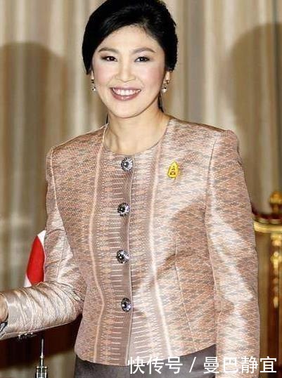 耐看|53岁泰国前总理英拉气质真好,穿搭堪称女强人典范,优雅又耐看