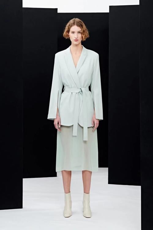 春天的穿搭，如何彰显女性的魅力？单品与颜色搭配缺一不可！