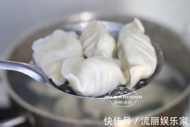 调韭菜馅儿时,只要记住调味顺序,韭菜就不会出水,饺子鲜汁四溢