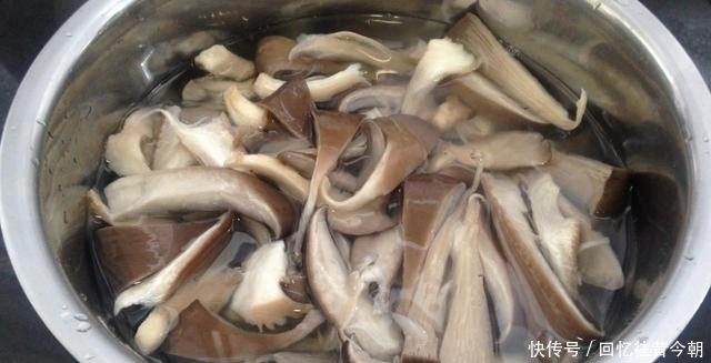 简直|平菇最好吃的做法,外酥里又嫩简直比小酥肉还好吃,第一步是关键