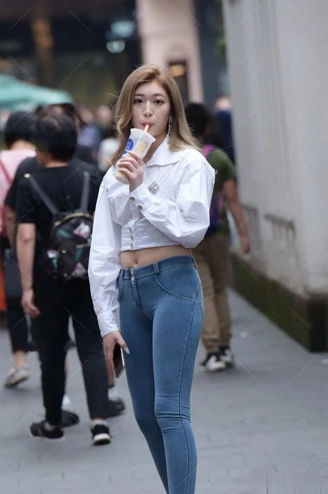 牛仔裤 穿着卡其色,时尚而老成,充满高级感