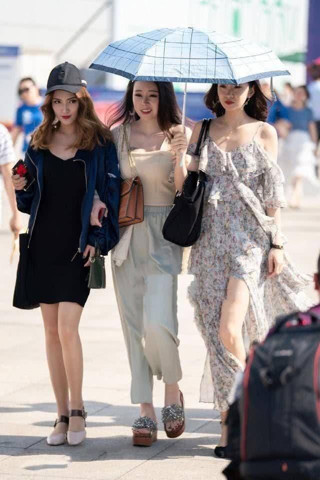 浑身上下充满着青春时尚美，展现出来时尚秀气的视觉形象