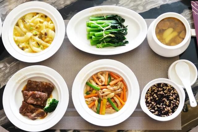 牛奶|肉汤米汤牛奶，月子里喝什么汤最好？看看月子中心的月子餐怎么吃