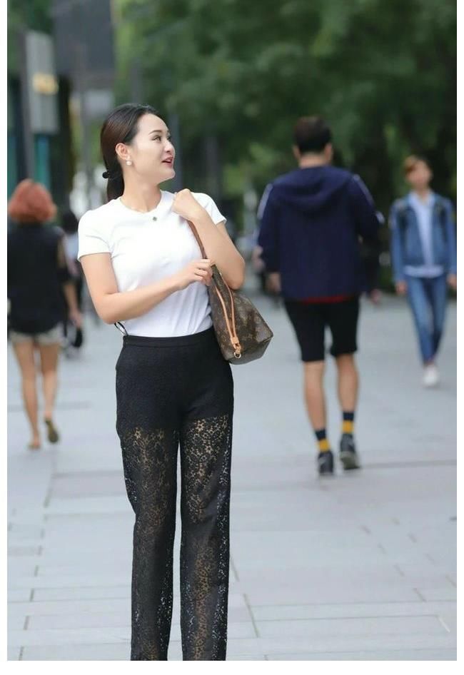 短袖衫 清新时尚的穿搭，白色短袖衫配黑色网纱裤，清凉美丽又优雅大方