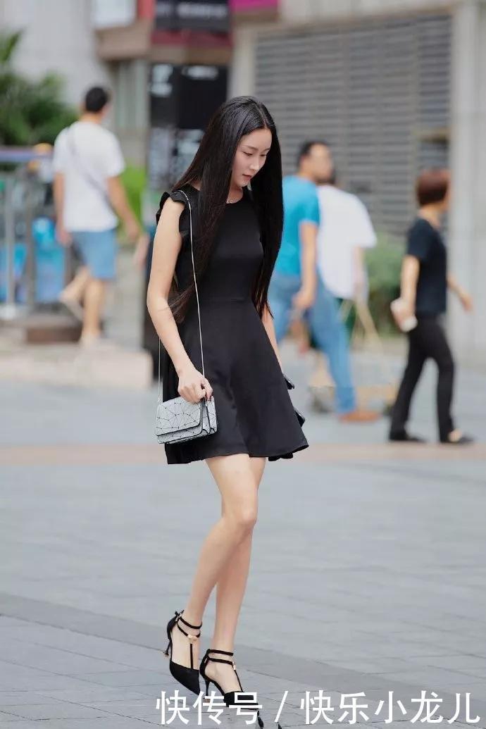 小姐姐脚上一双尖头的高跟鞋，让她逛街的时候充满着优雅与自信
