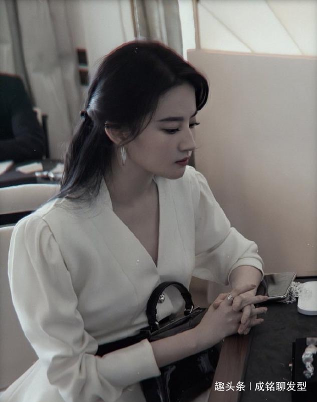 羊毛卷发 女明星做示范,头发扎一半留一半,这些发型好打理还时髦!