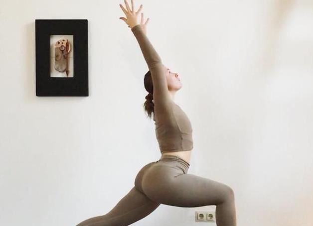 瑜伽体式|舒张你的筋骨,尝尝这几个行动,在家就能练