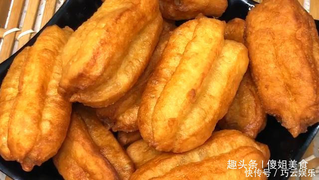 1碗面粉,1个鸡蛋,就能在家做油条,不用泡打粉,比买的好吃百倍