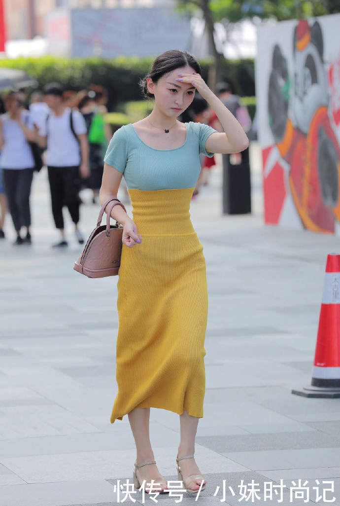 街拍：靓丽又舒适的装扮有很多,时尚女生偏爱的还是针织裙！