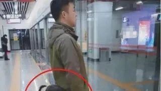 爸爸|地铁上,爸爸带女儿等地铁的照片火了,网友最高级别的炫富