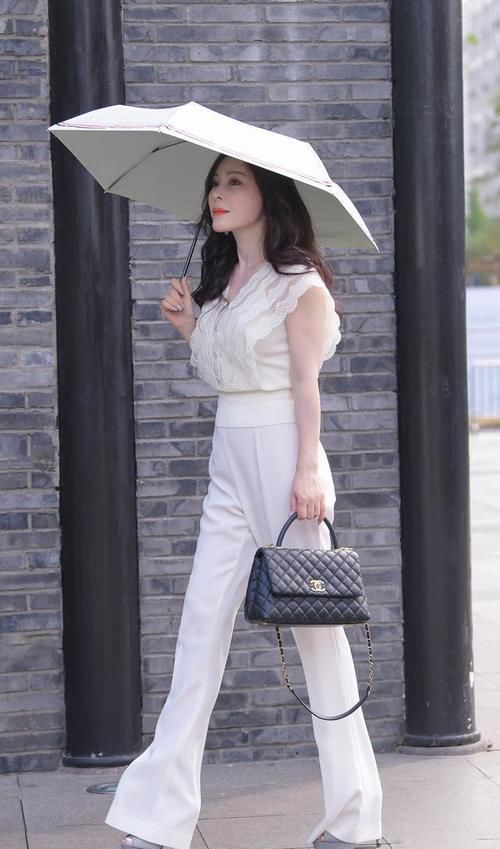 白色|米白色针织衫搭配白色长裤,成熟优雅,很适合性感成熟的少妇