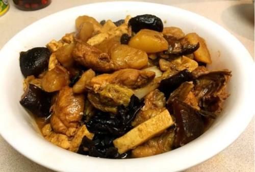  鸡肉|小鸡炖蘑菇怎么做才好吃？记住先焯一下再炒，美味好吃