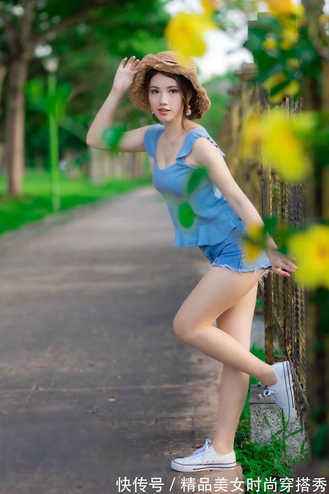 小白鞋 蓝色背心搭配蓝色牛仔裤,轻松减龄,充满少女感