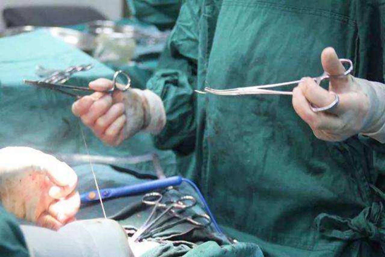 侧切|顺产也可能“挨一刀”,自然撕裂和人为侧切,孕妈更愿意接受哪个