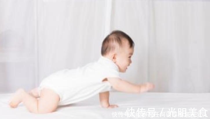 手膝|“不爬就走”的宝宝比“先爬再走”的更聪明?专家:正好相反