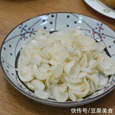 菜花|#助力高考营养餐# 高考晚餐5菜1汤真不赖，鸡腿焖饭香喷