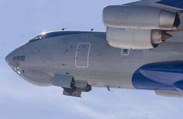 直径 2米风扇直径的大发动机2台一起装机试飞