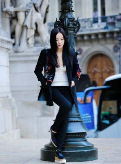 秋冬 奔三奔四的女性秋冬穿搭,粉色大衣搭配小白裙,气质如同18岁!