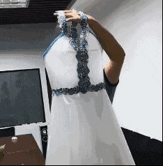 |搞笑GIF:大妹子,你到底是要上去呢,还是要下来啊