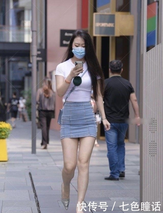 短袖 白色短袖搭配浅蓝色修身牛仔裙,青春靓丽,自信大方