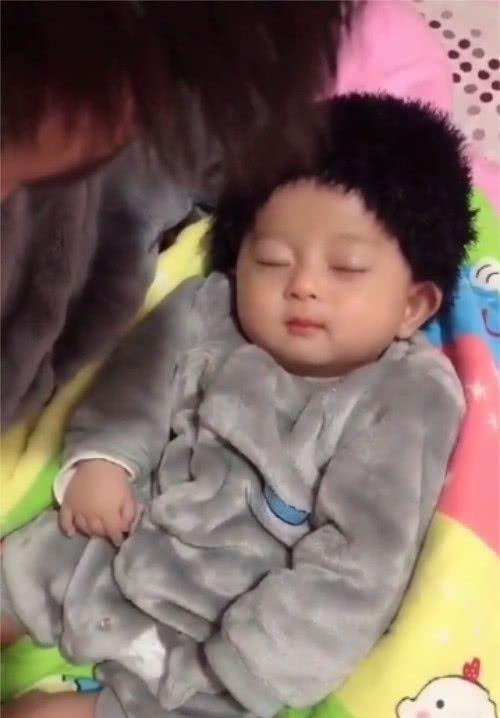 宝妈|男子去哄宝宝睡觉,睡着了也不舍得放下,妈妈在一旁醋味好大啊