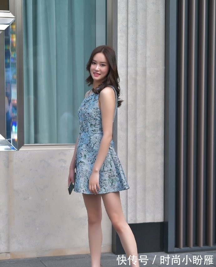 一字凉高 碎花长裙搭配一字凉高，形象上不拖泥带水，犹如“天仙下凡”