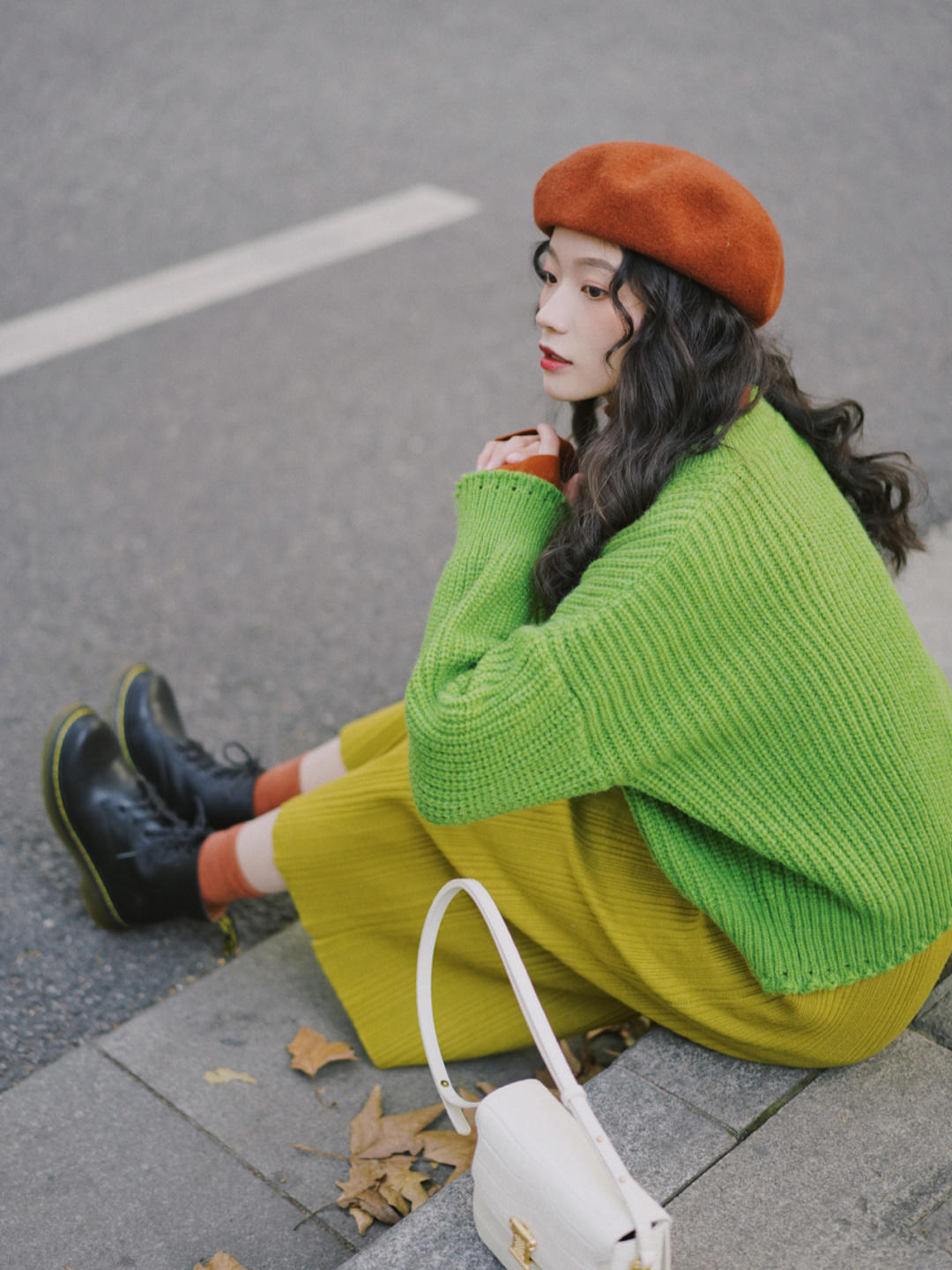 穿搭|秋冬就像一个调色盘,怎么好看怎么穿,绿色毛衣+红色打底衫,复古又时髦!