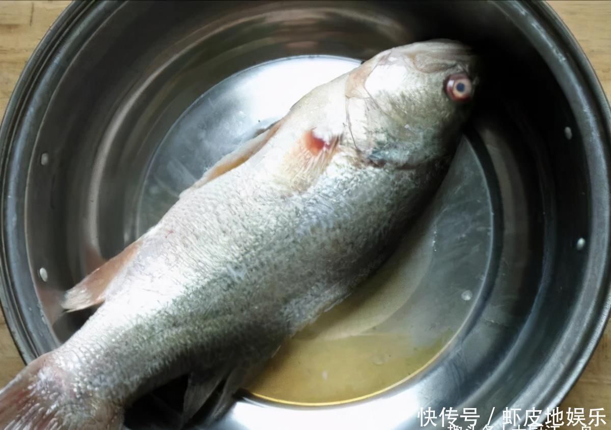 过年做清蒸鱼,冷水还是热水下锅?许多人做错了,难怪鱼肉不好吃