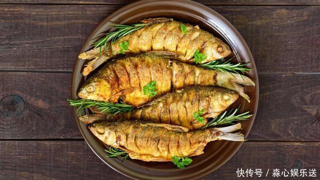 朋友们|煎鱼时,别直接下油锅炸,厨师长教你一招,鱼不粘锅不破皮更美味