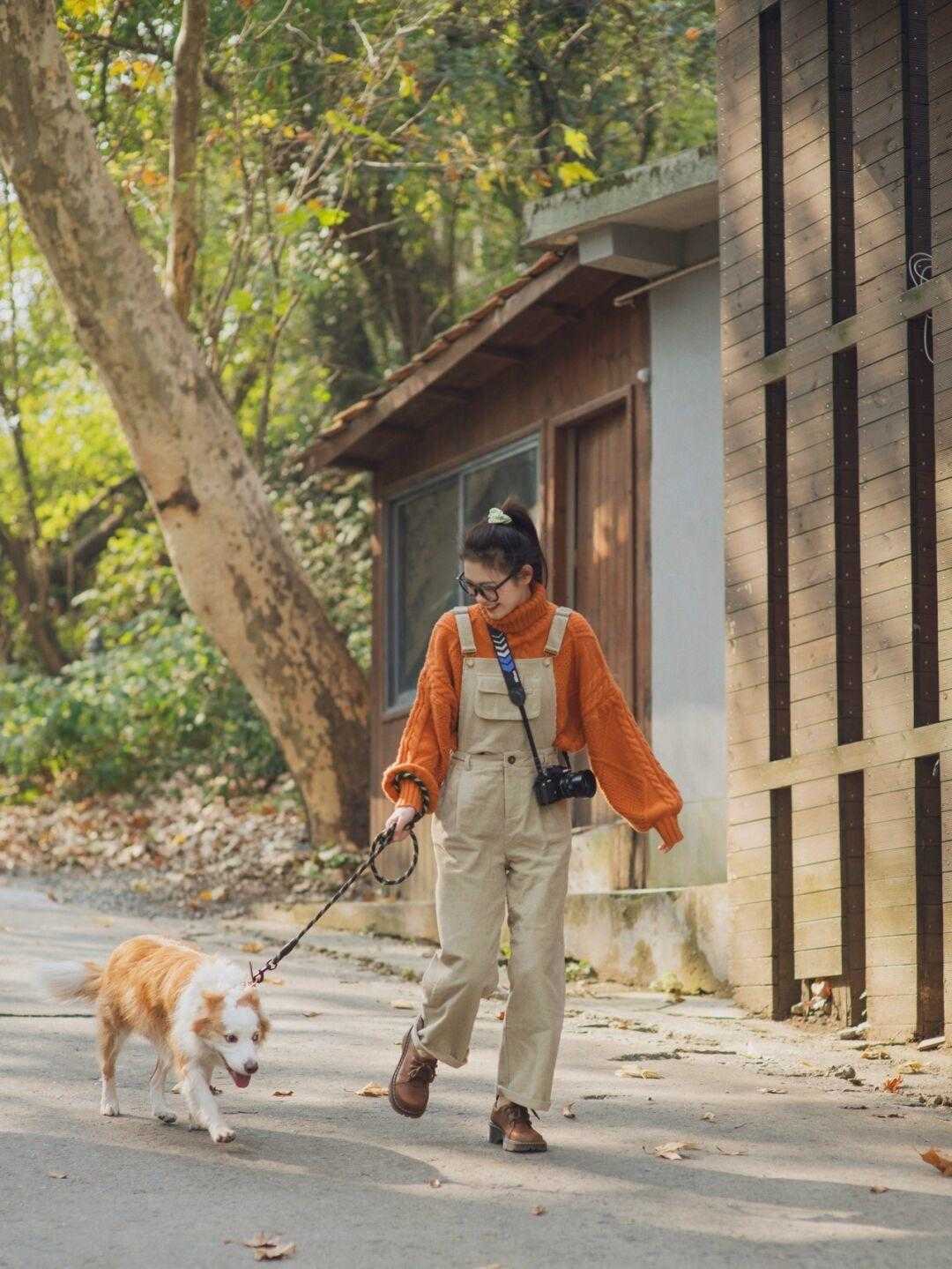 条绒 背带裤才是yyds!时髦精都爱这样穿搭,让你年轻10岁都不止