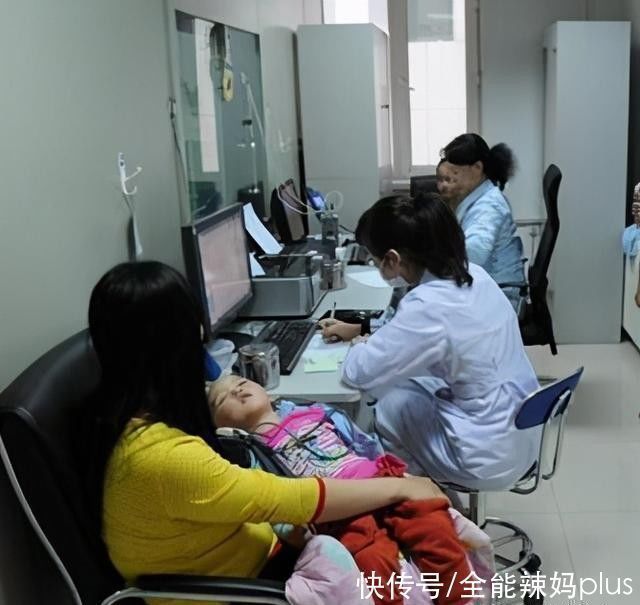 家长|儿子半夜发烧,医院排800多号宝妈愤怒投诉,医生:无理取闹