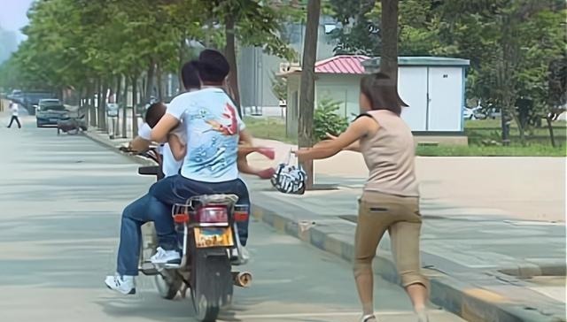 坏人|女孩在电梯里遇到“坏爷爷”,神走位躲开咸猪手,父母教育是关键