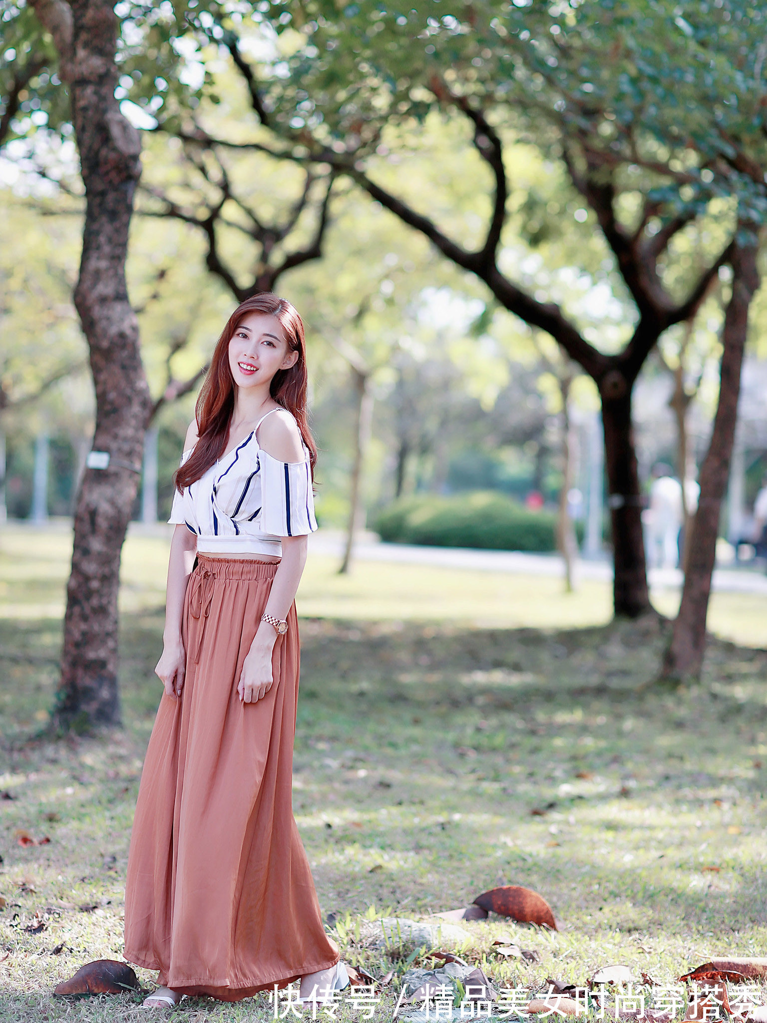 凉鞋|你的阔腿裤准备好了吗?这款穿搭很是休闲,搭配白色凉鞋清爽舒适