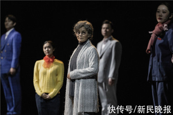 氛圍感拉滿！17年后再度回歸舞臺，潘虹用20分鐘演出了《繁花》的蒼涼底色