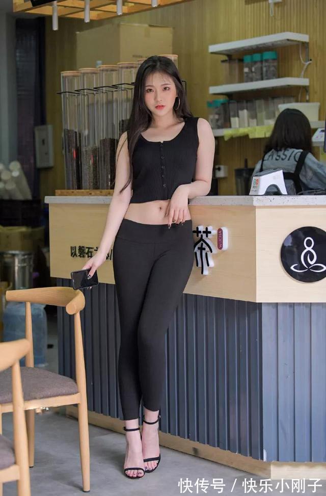 弥香 小姐姐身穿白色的短袖，搭配黑色的职业装，看上去时尚又可爱