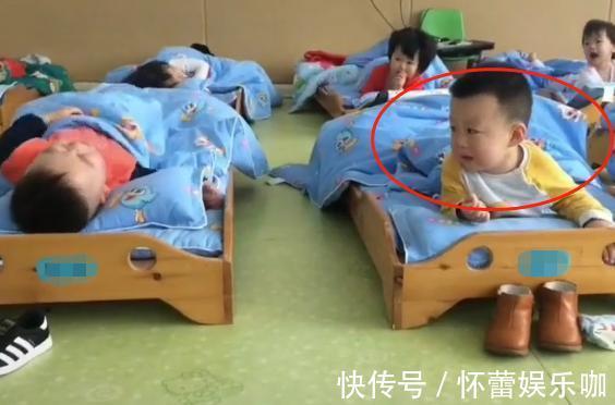 幼儿园|两位“杠精萌娃”幼儿园吵架走红,红衣萌娃:嘿呀,好气啊!