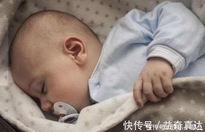 安抚物|宝宝睡觉时喜欢“抱大腿”，宝妈累到腿抽筋，是娃有了坏习惯吗？
