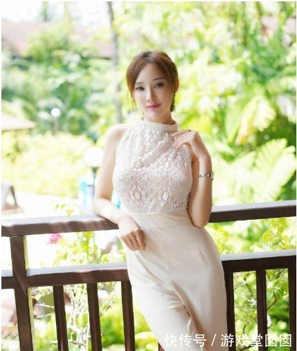 彩妆 高领围脖雪纺衫搭配白色阔腿裤，清新自然，尽显女神气质