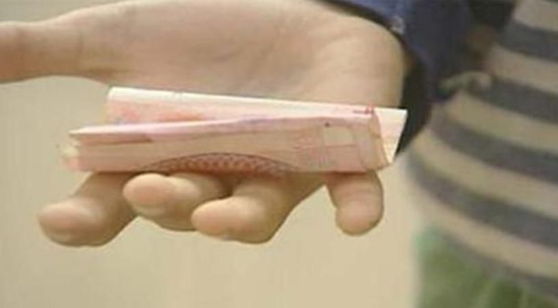 巴掌|一瓶酱油50元？8岁女儿替妈妈买酱油“被坑”，换来反手一巴掌