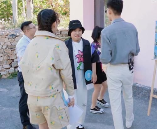 桃花坞阻止相亲,那女嘉宾第一次相亲就抱上,张翰的3字祝福有内涵