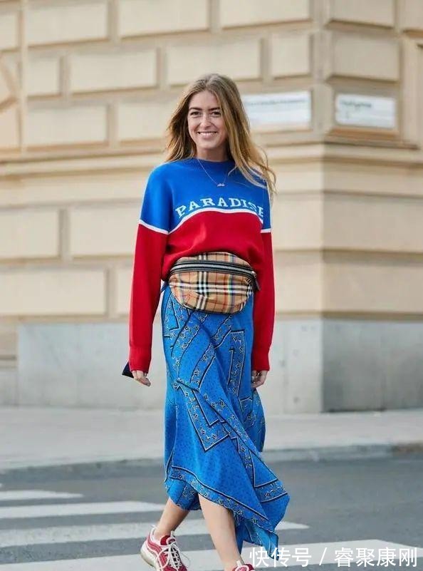 随性|卫衣+半裙=早秋最火混搭套路,时髦又有女人味