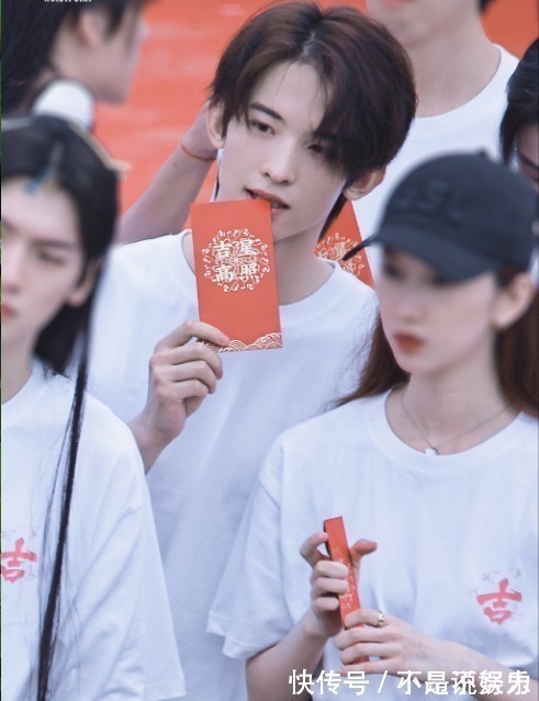 翟潇闻|《天官赐福》定妆照公开！站姐晒路透图被骂，粉丝都不敢认领