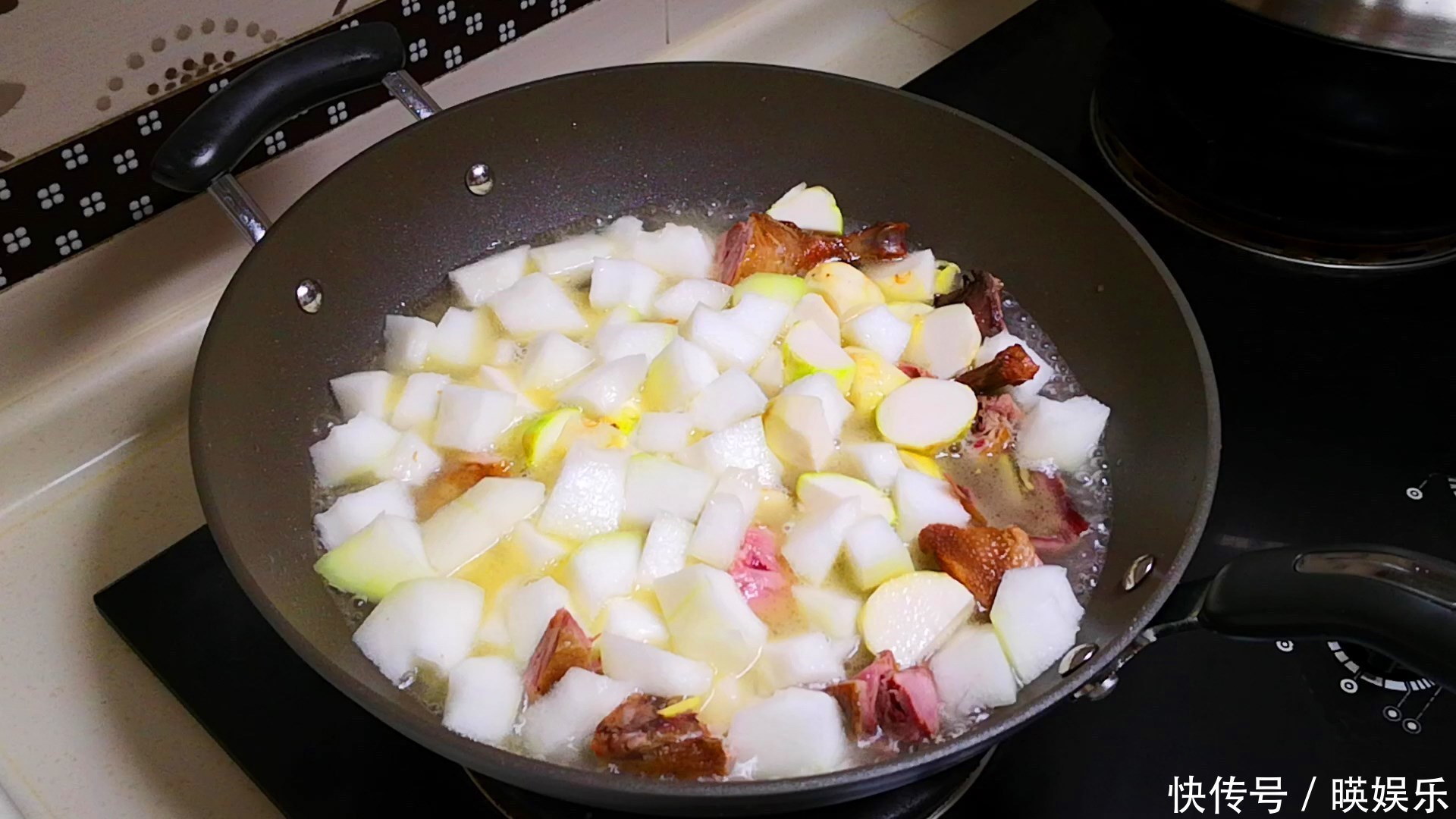 天冷了,多給家人做此湯,我家每周做2次,比大骨湯有營養,特香