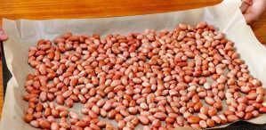 油炸|花生米不用水煮,撒点盐泡一下,比油炸得更好吃,咸香酥脆