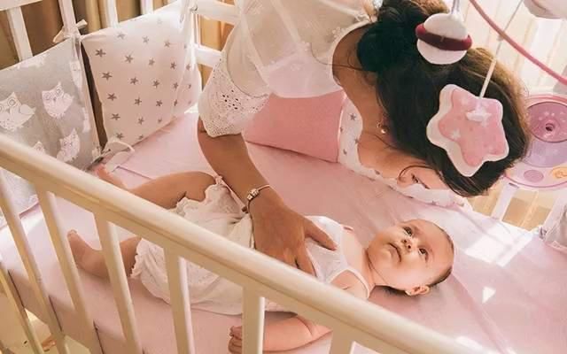 孩子|孩子多大该跟父母分房睡?不少爸妈做错,往往容易使娃失去安全感